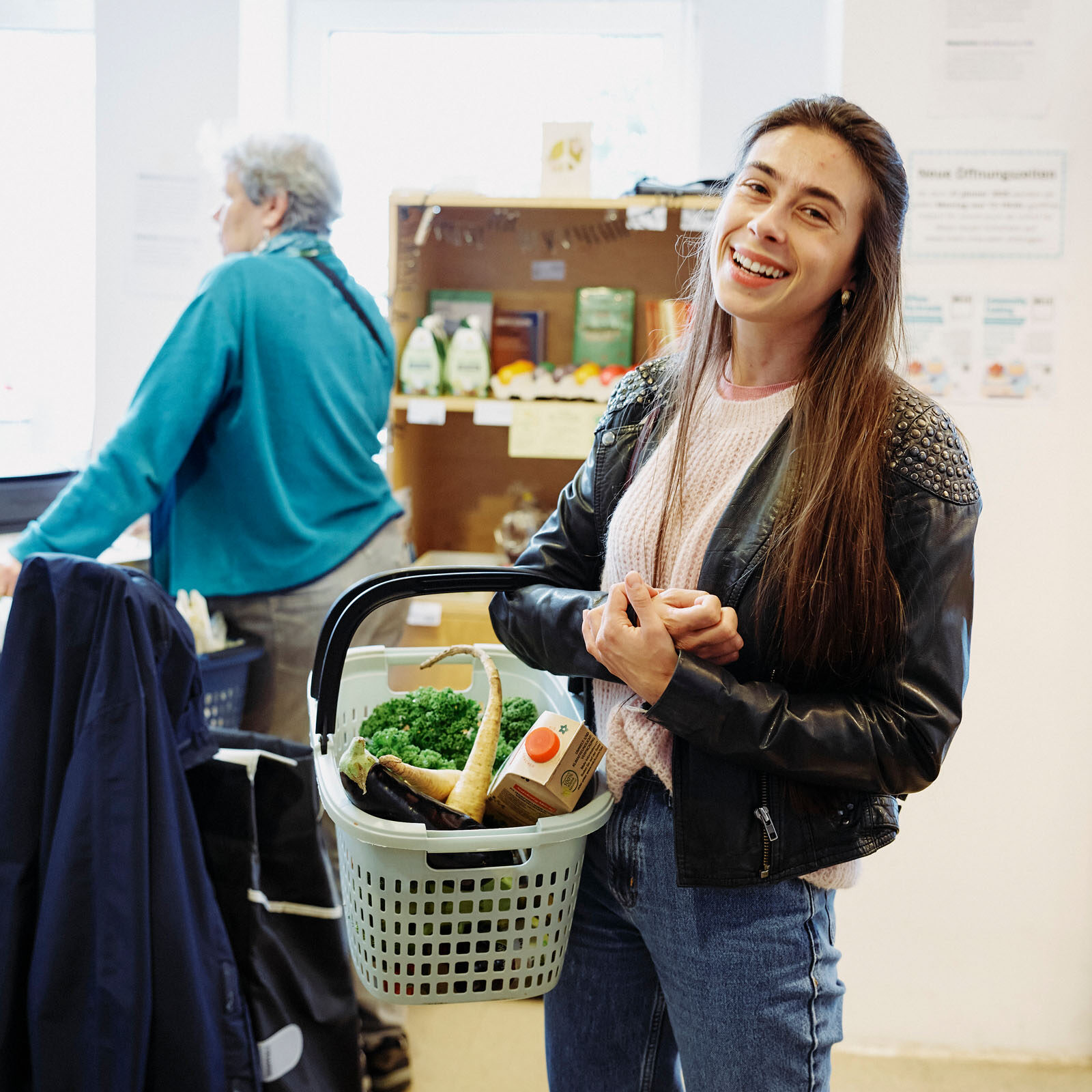 MILA Mitglied beim Einkaufen im MILA Mitmach-Supermarkt. Volles Einkaufskörberl.