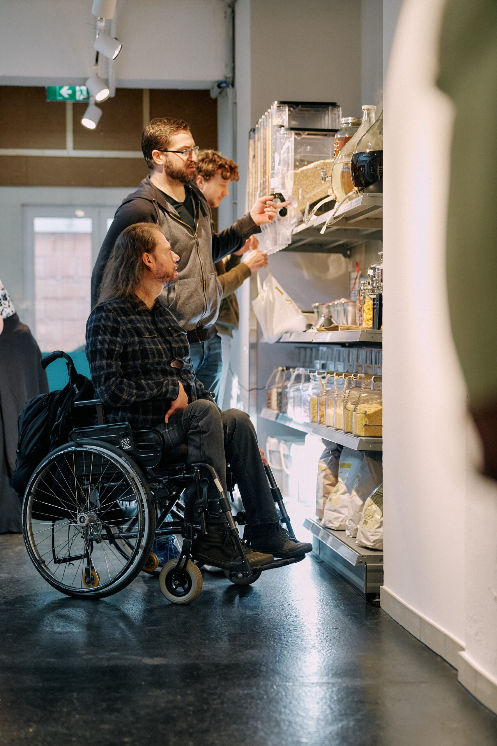 MILA Supermarkt Eröffnung_101025_Zoe Opratko_841_web MILA Mitglied beim Einkaufen im MILA Mitmach-Supermarkt. Volles Einkaufskörberl.