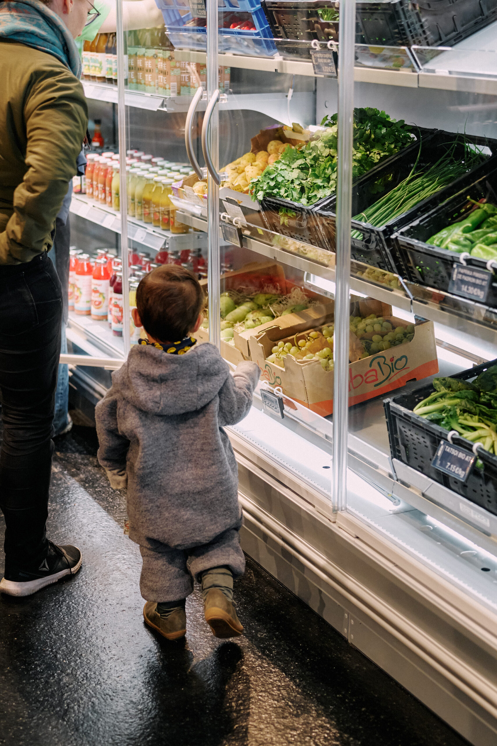 Gemüsekisten werden aufgestellt