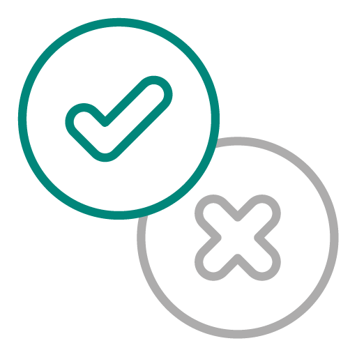 Ein junges Mädchen füllt Linsen in ein Säckchen