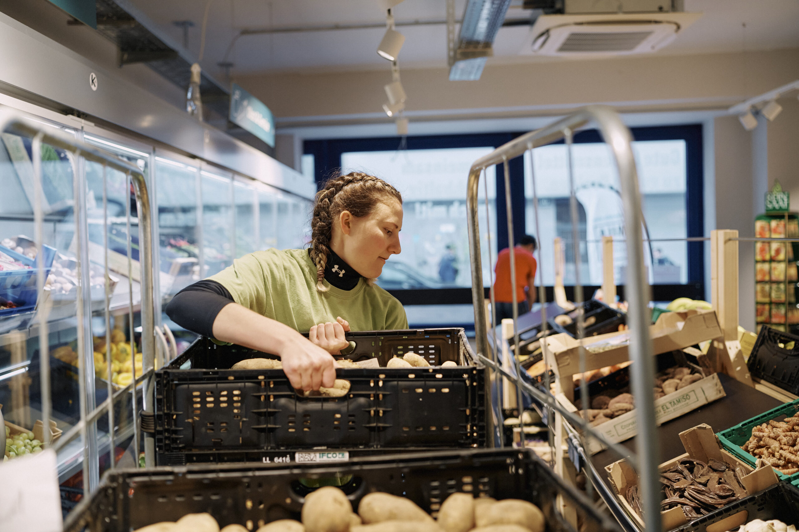 Gemüsekisten werden aufgestellt